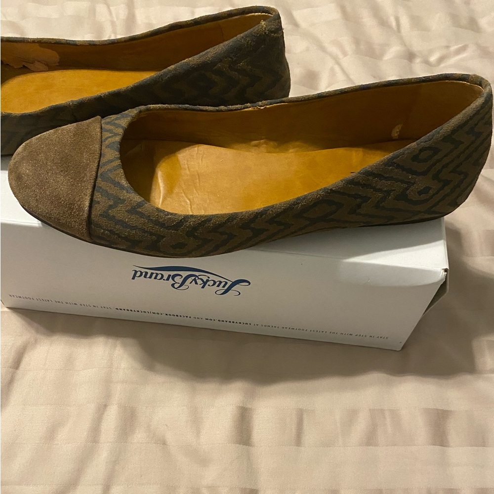Size 9.5 lucky flats